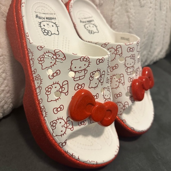 Hello Kitty Crocs - Picture 6 of 6
